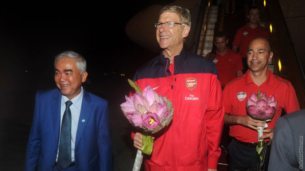 Arsène Wenger arrives in Vietnam