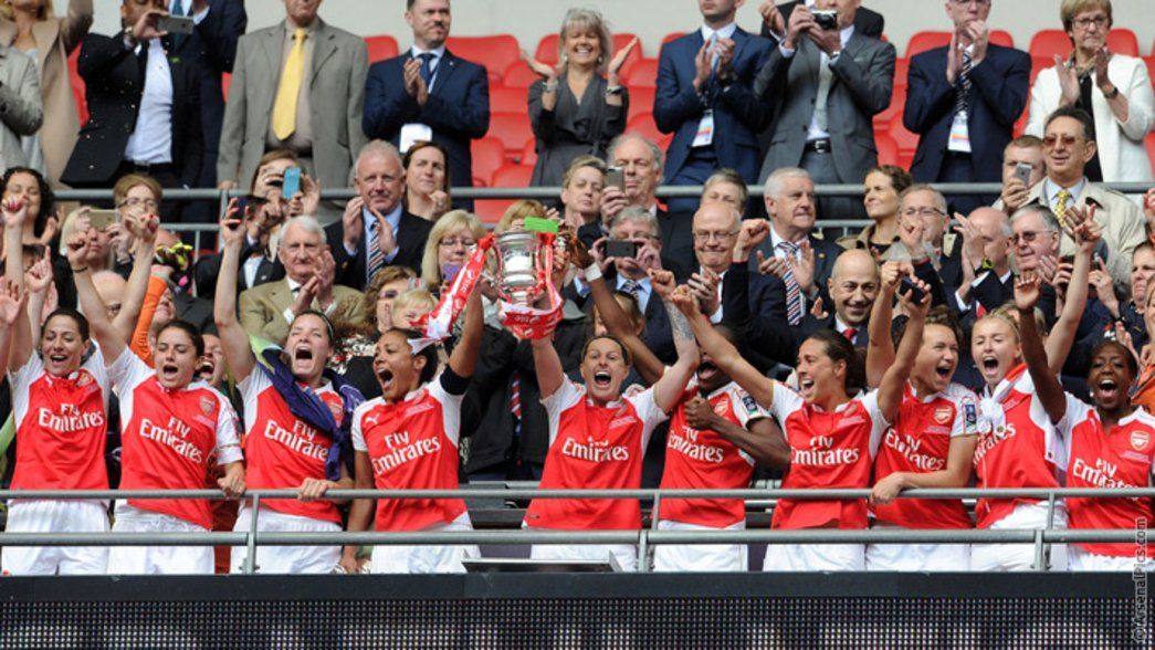 Arsenal Ladies lift the FA Cup