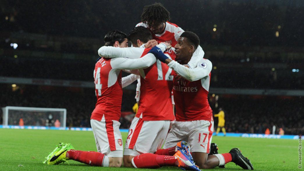 Arsenal celebrate Olivier Giroud's scorpion kick against Crystal Palace