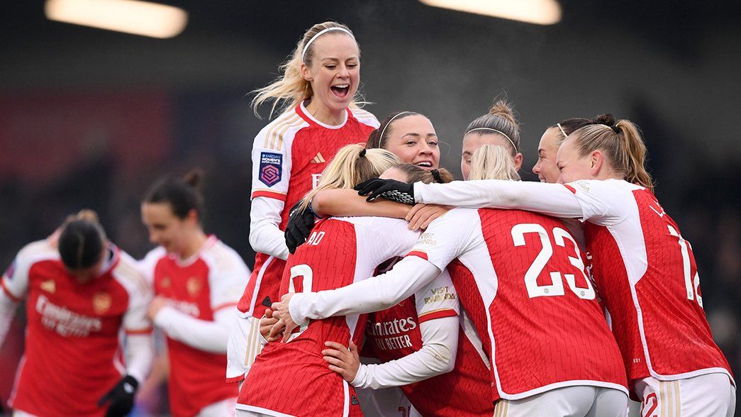 Arsenal celebrate with Beth Mead after she scored her first goal back from injury