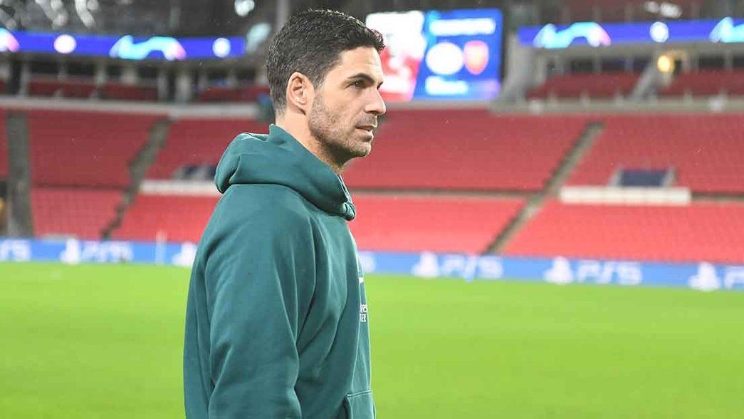 Mikel Arteta on the pitch at PSV Eindhoven