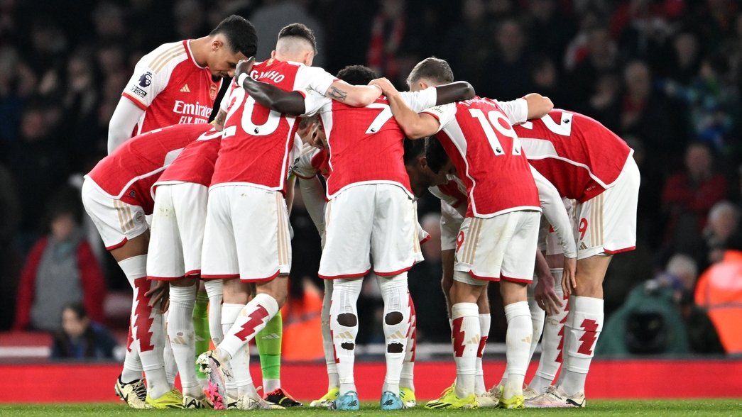 Arsenal players huddle during match against Brentford