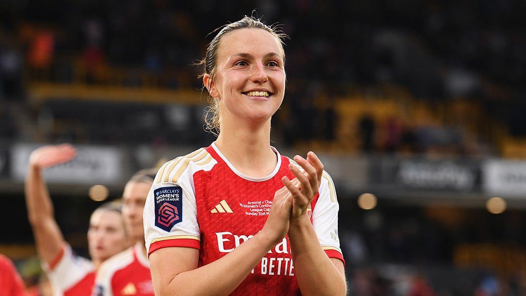 Lotte Wubben-Moy claps the supporters at the Conti Cup final
