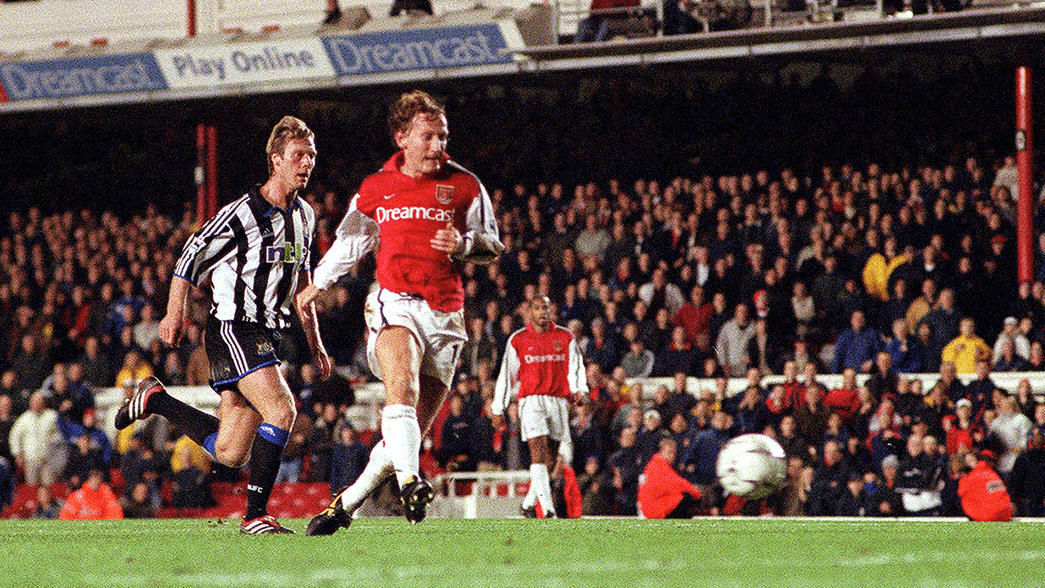 Ray Parlour scores against Newcastle in 2000