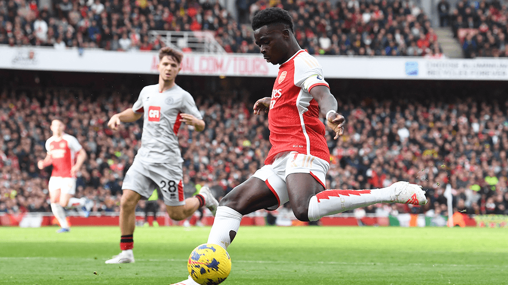 Bukayo Saka crossing the ball against Sheffield United
