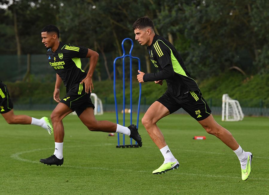 An image of Kai Havertz and William Saliba running during training