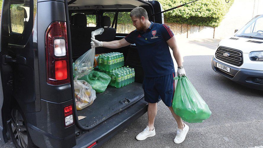 Arsenal deliver food to NHS staff at the Whittington Hospital on April 20, 2020