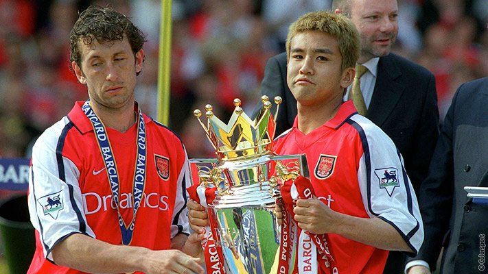 Junichi Inamoto with the Premier League trophy