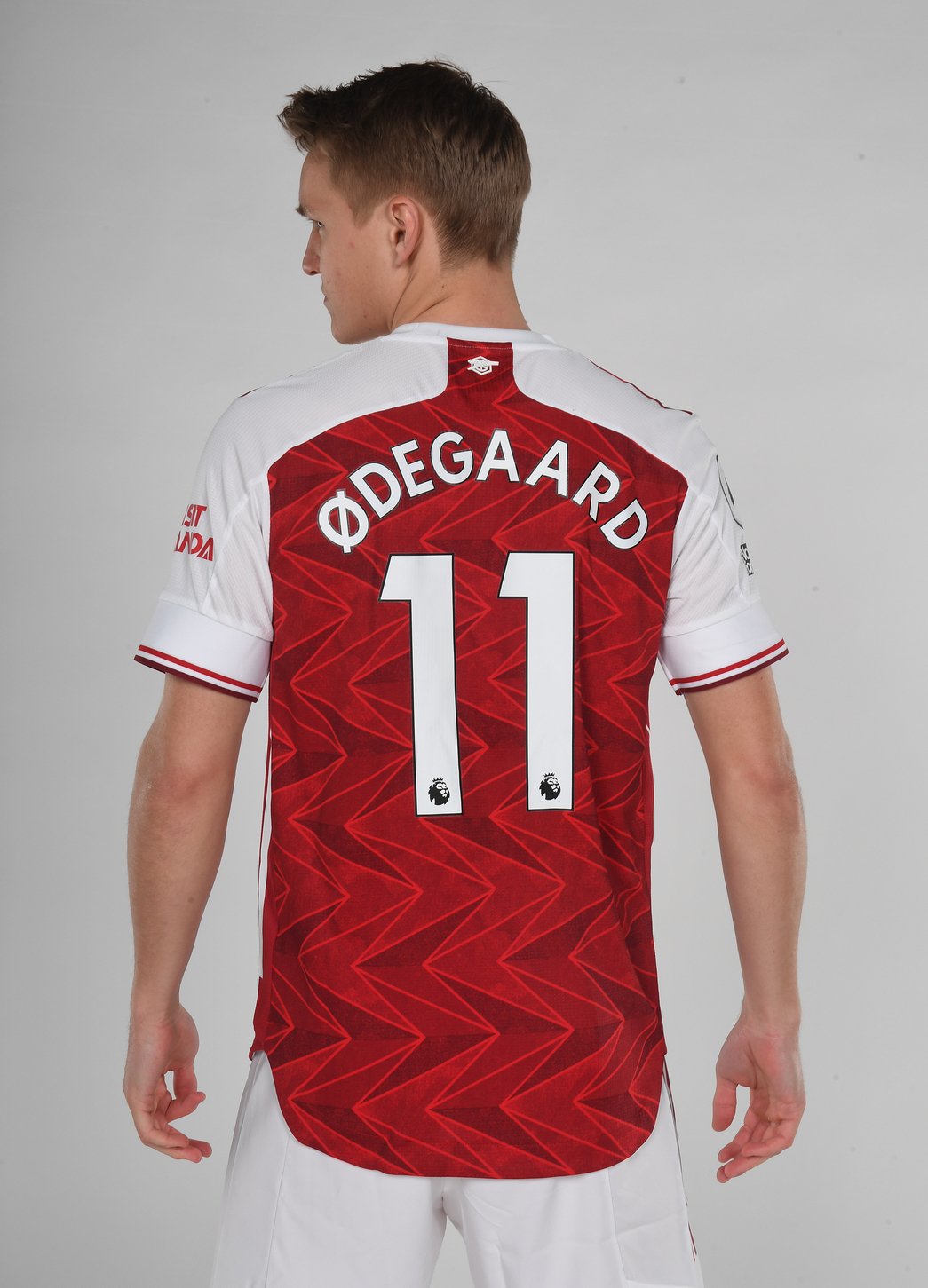 [Photos] Martin Odegaard poses in Arsenal kit after completing move