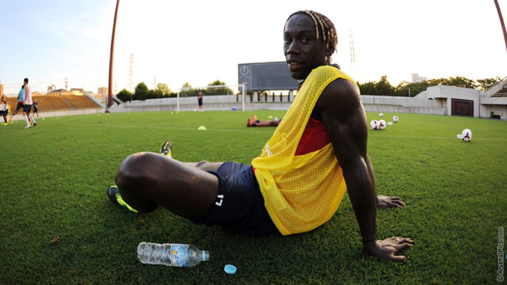 Bacary Sagna relaxes after training