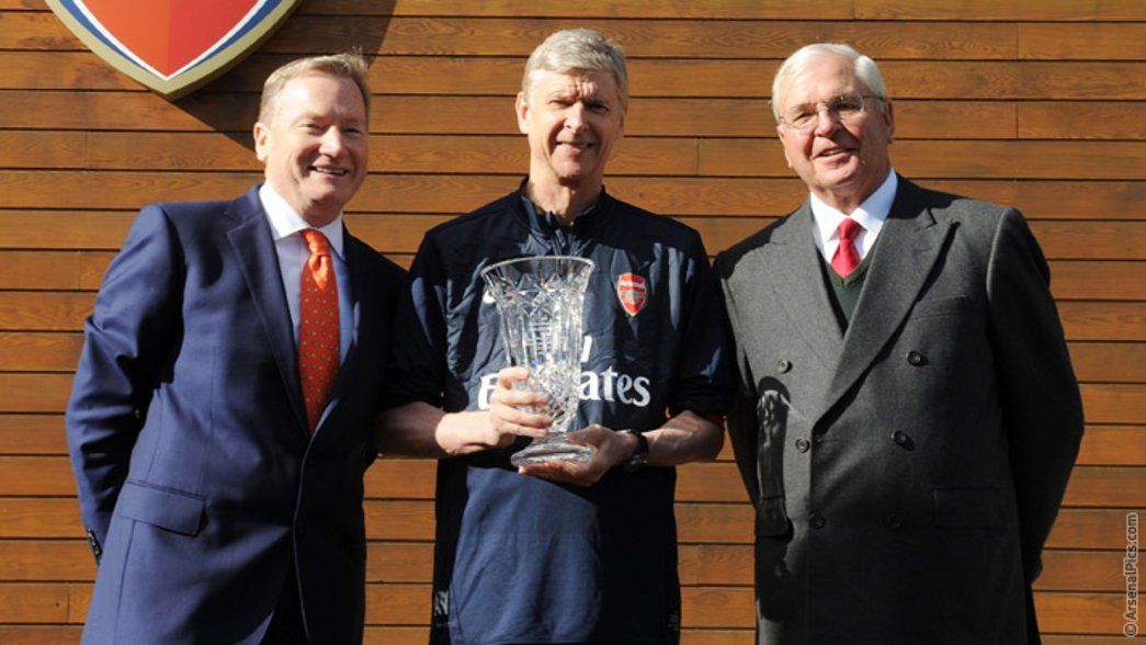 Arsène Wenger with his award from the LMA