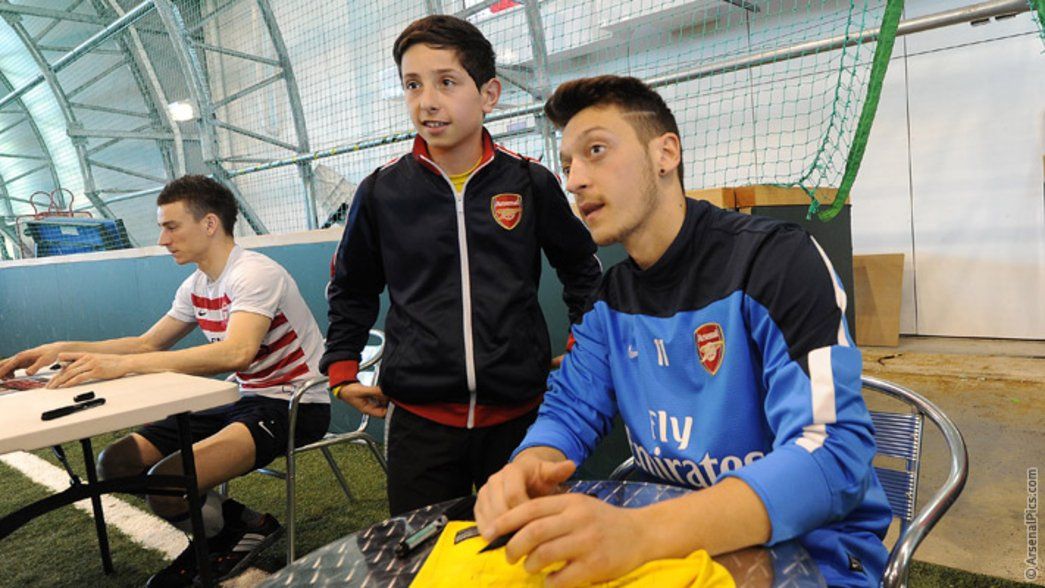 Mesut Ozil meets the Junior Gunners