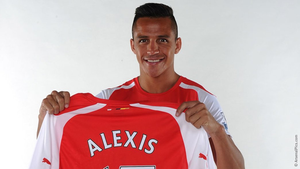 Alexis with his new Arsenal shirt