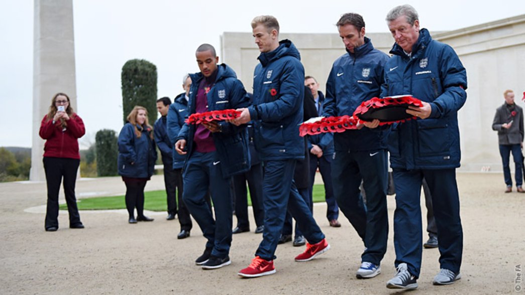 Theo Walcott lays a remembrance wreath
