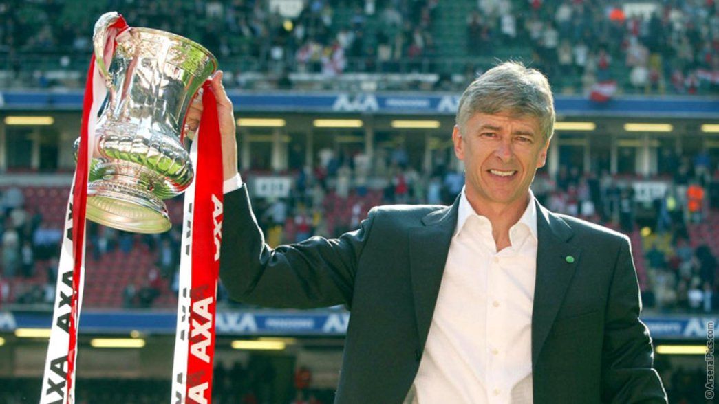 Ars&egrave;ne Wenger with the FA Cup in 2002