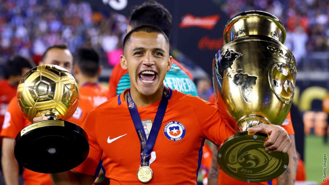 Alexis wins the Copa America Centenario trophy