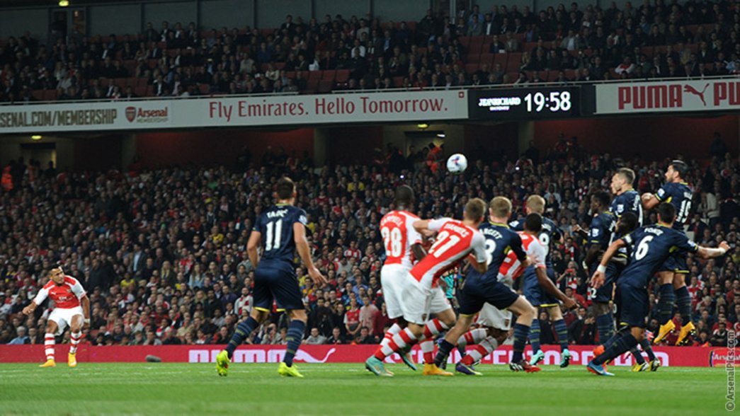Alexis scores a free-kick against Southampton