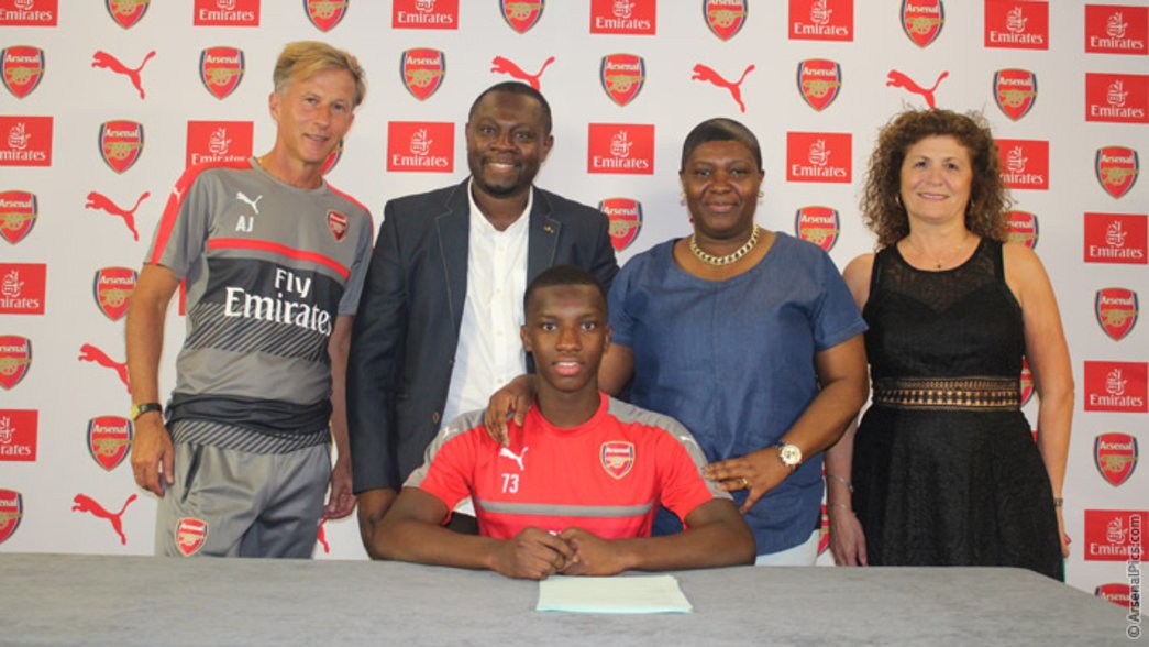 Eddie Nketiah signs professional contract