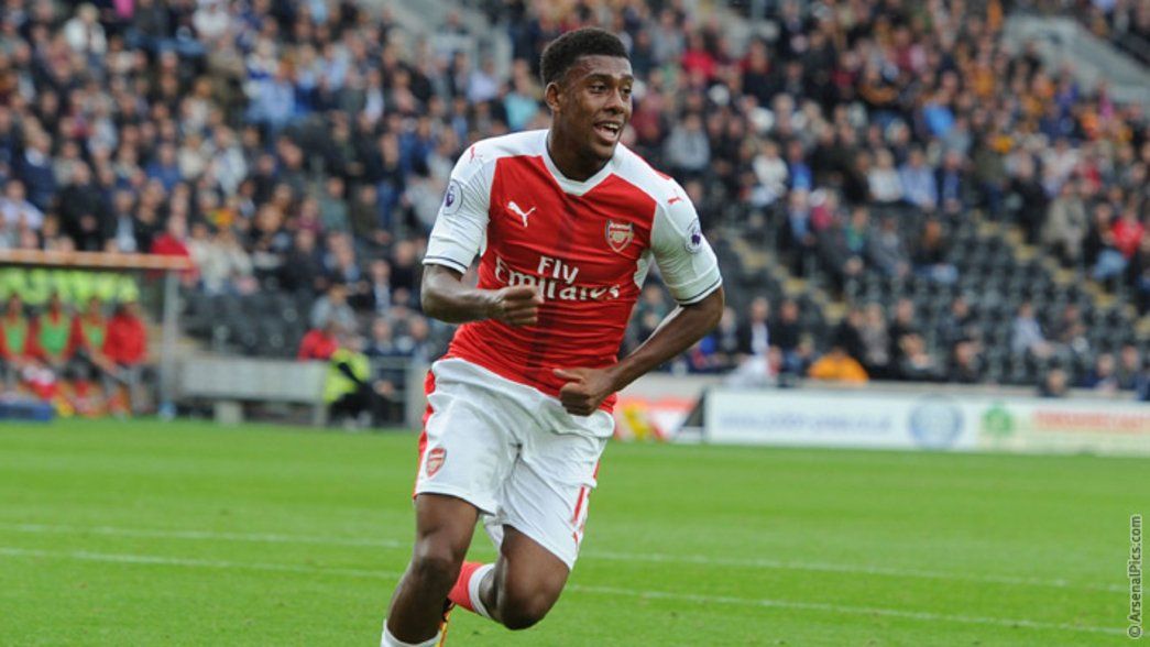 Alex Iwobi in action against Hull