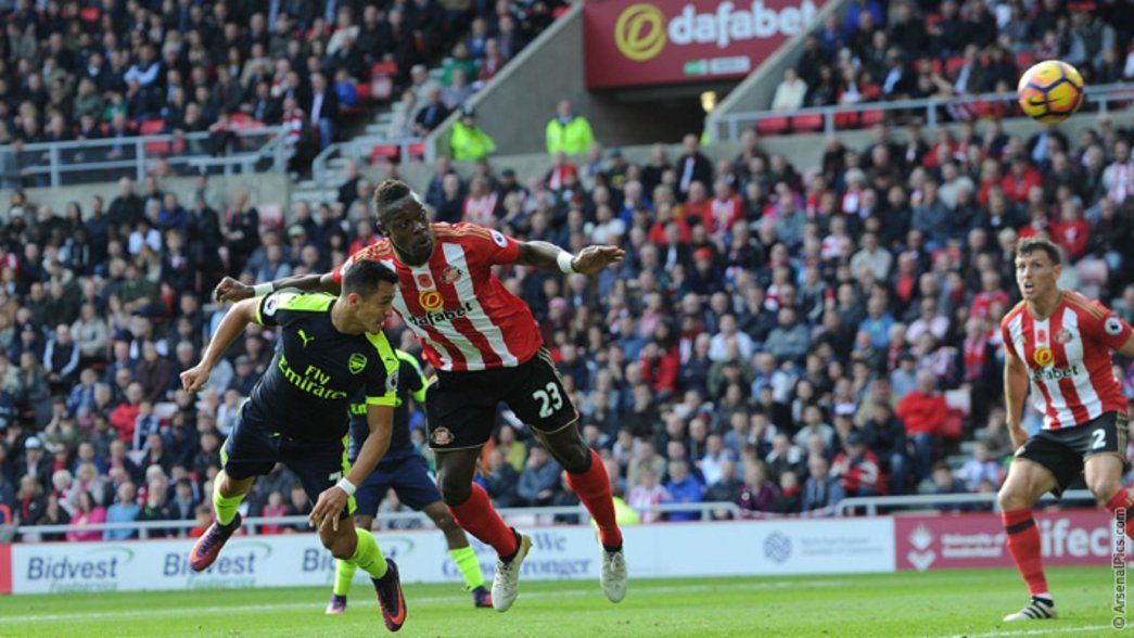 Alexis heads Arsenal in front at Sunderland