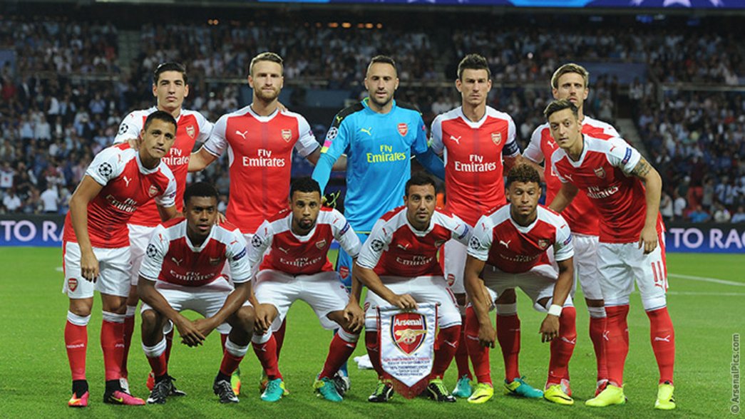 Arsenal team line up before PSG