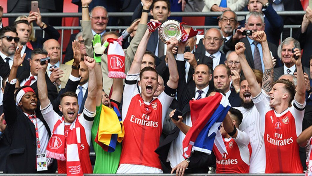 Per Mertesacker lifts the Emirates FA Cup
