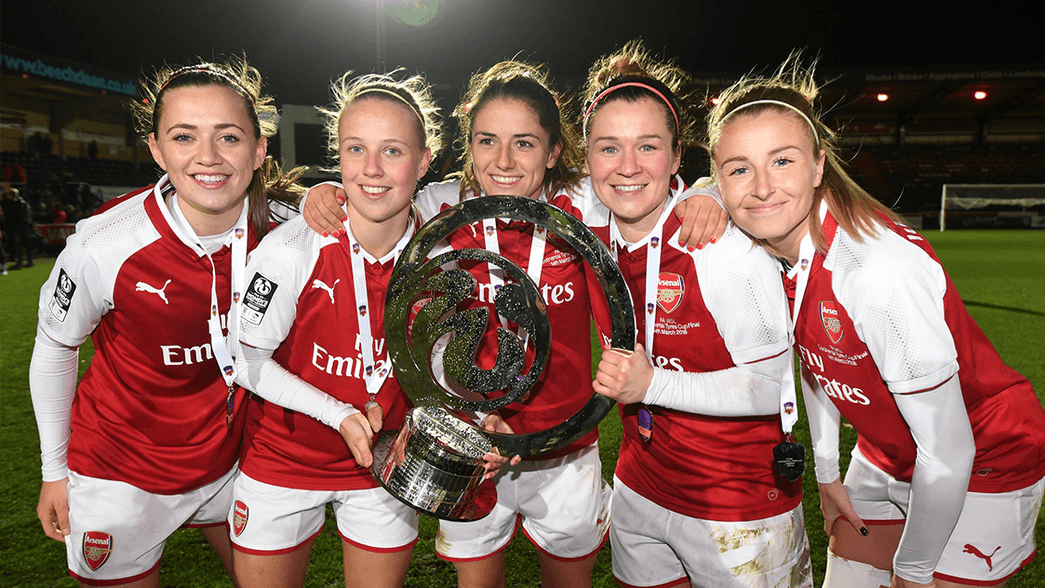 Katie McCabe, Beth Mead, Danielle van de Donk, Emma Mitchell and Leah Williamson of Arsenal with the Continental Cup Trophy