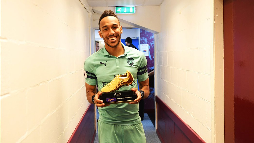 Pierre-Emerick Aubameyang with his Golden Boot