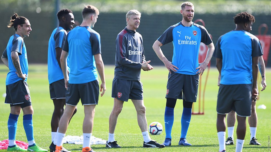 Arsène Wenger with the squad at training on April 21
