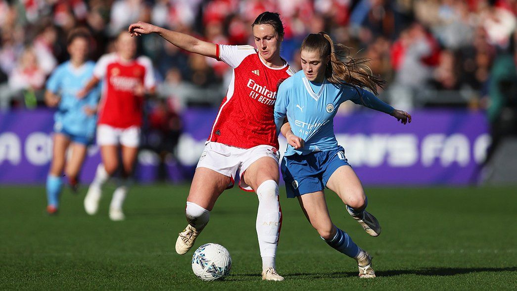 Lotte Wubben-Moy tackles Manchester City's Jess Park