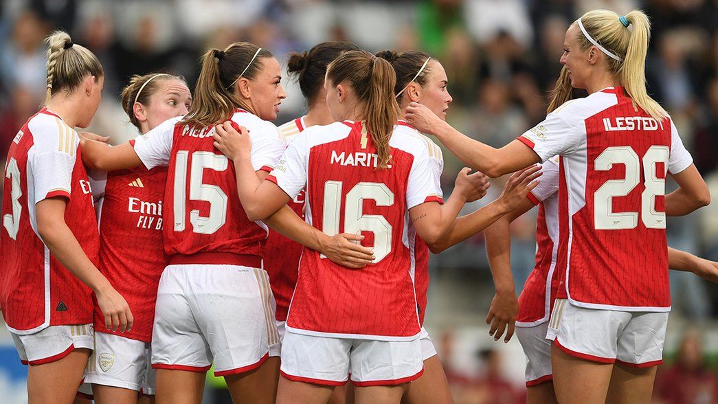Arsenal huddle after Caitlin Foord opens the scoring