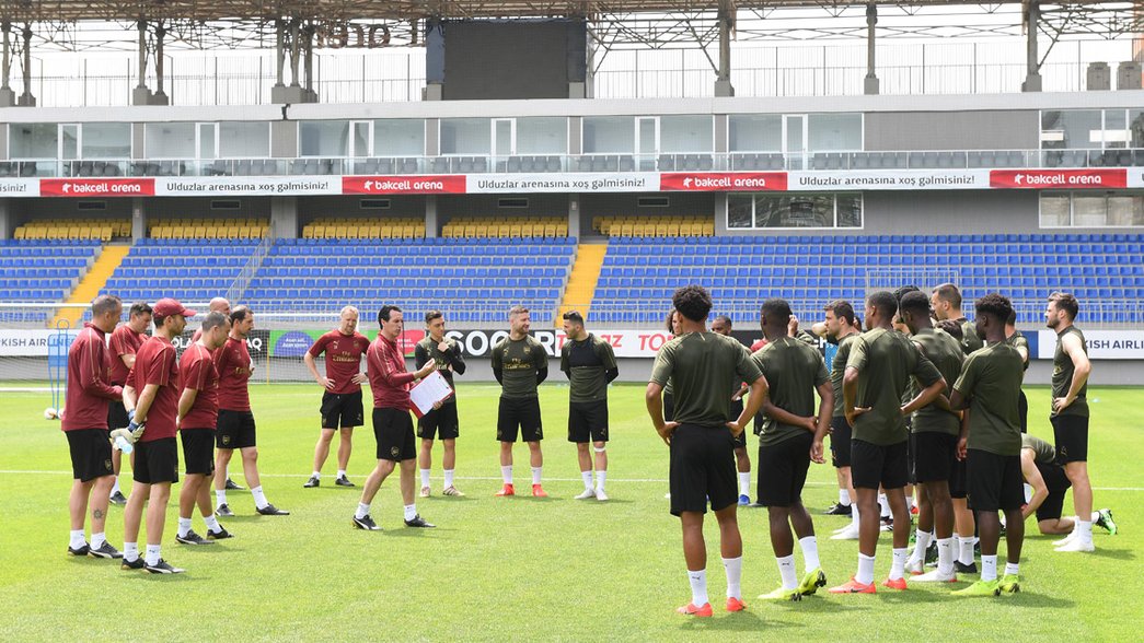 Unai Emery leads training in Baku