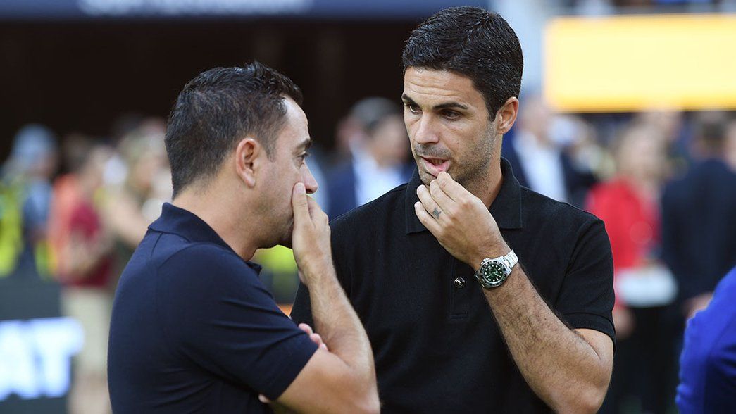 Mikel Arteta and Xavi in discussion before our game with Barcelona