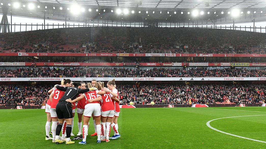 Arsenal Women in a pre-match huddle before kicking off against Chelsea at Emirates Stadium 