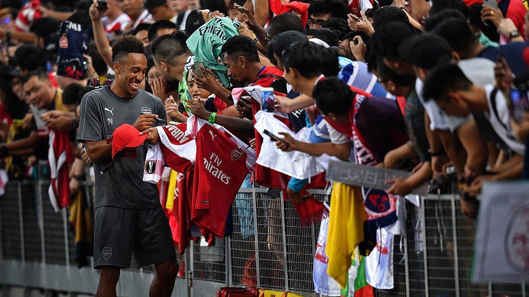 Aubameyang with Arsenal fans in Singapore 