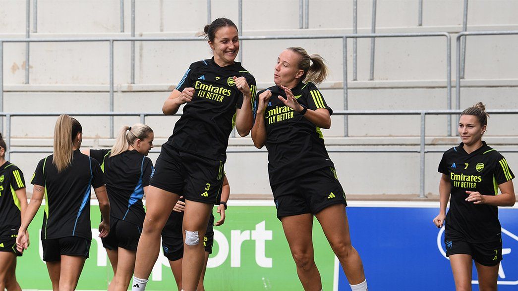 Lotte Wubben-Moy and Beth Mead go up for a challenge in the warm-up, smiling