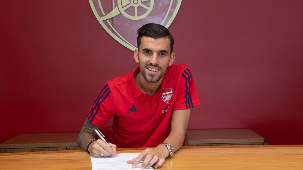 Dani Ceballos signs his Arsenal contract