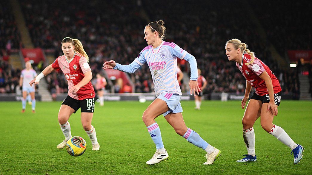 Caitlin Foord takes on the Southampton defence