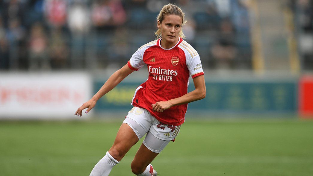 Cloe Lacasse in action for Arsenal