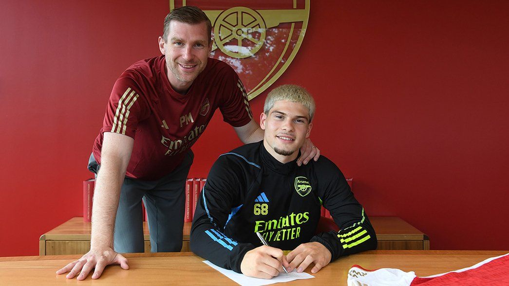 Elian Quesada-Thorn signs his Arsenal contract with Per Mertesacker