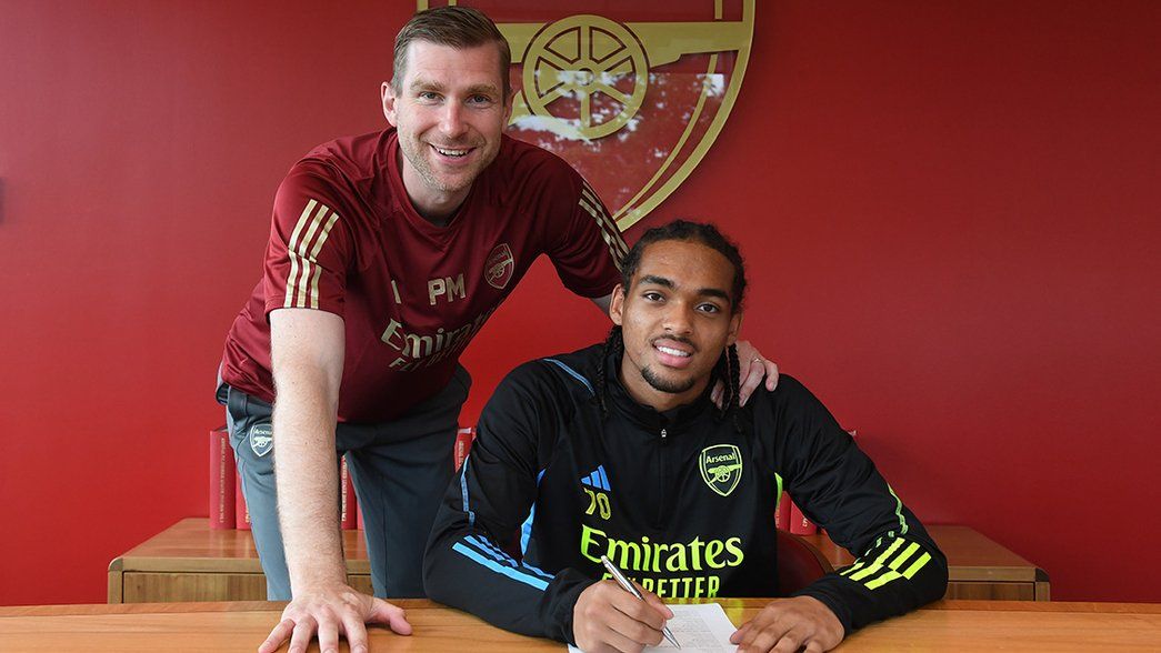 Josh Robinson signs his professional contract with Per Mertesacker 