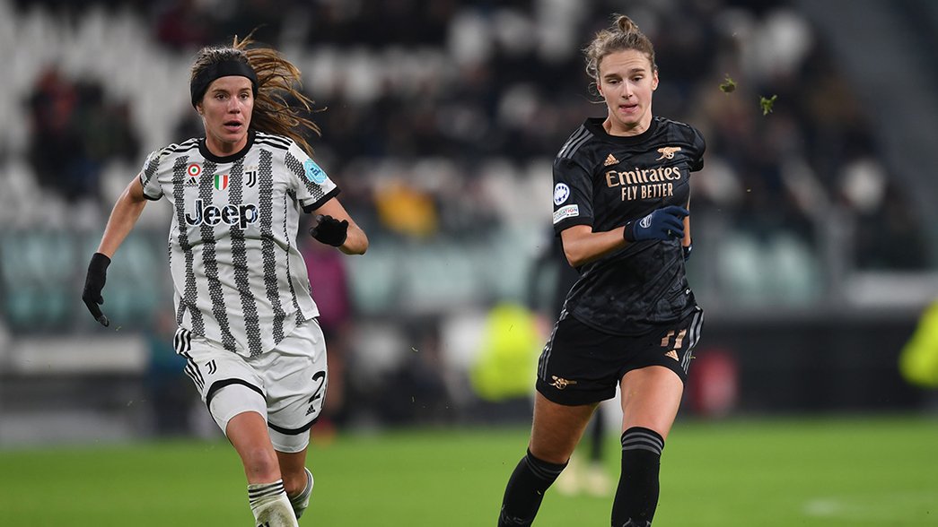 Vivianne Miedema takes on Juventus