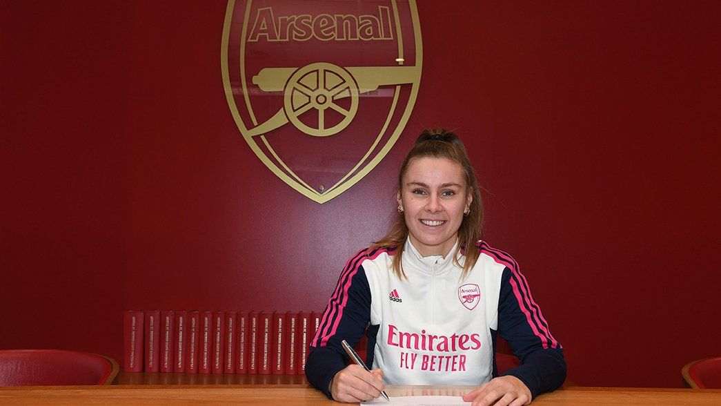 Victoria Pelova signs her Arsenal contract