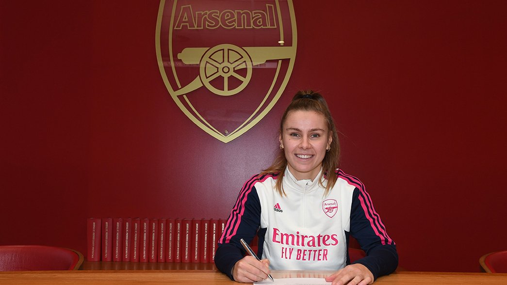Victoria Pelova signs her Arsenal contract