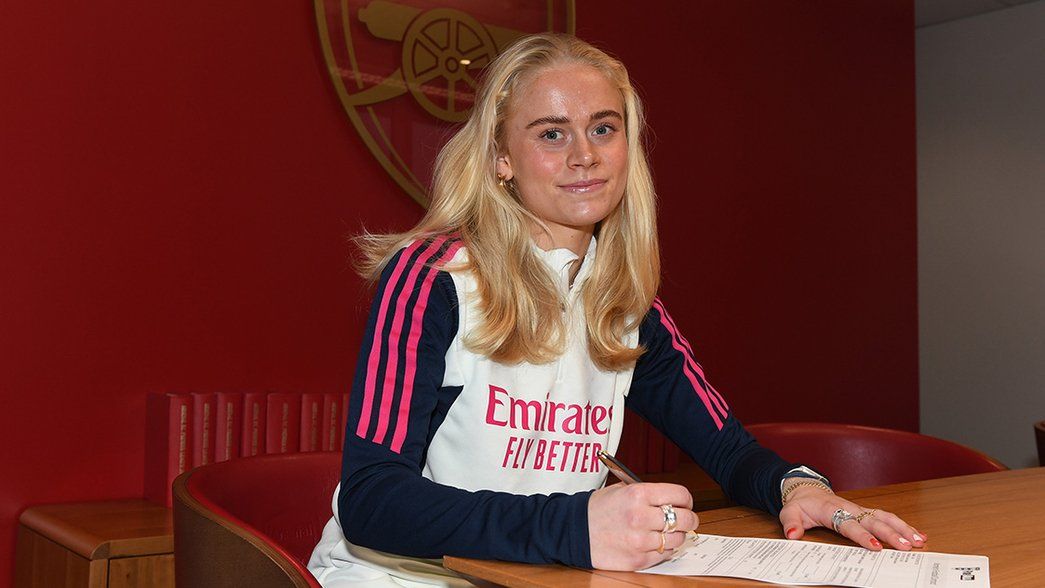 Kathrine Kuhl signs her Arsenal contract