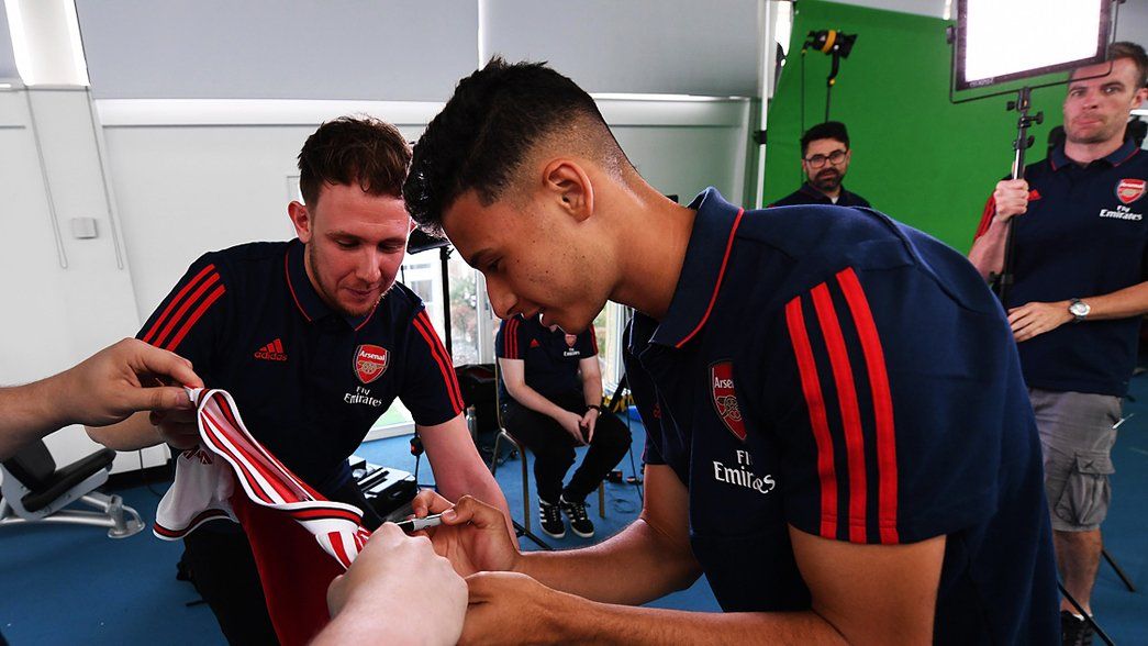 Gabriel Martinelli signs his first Arsenal shirt