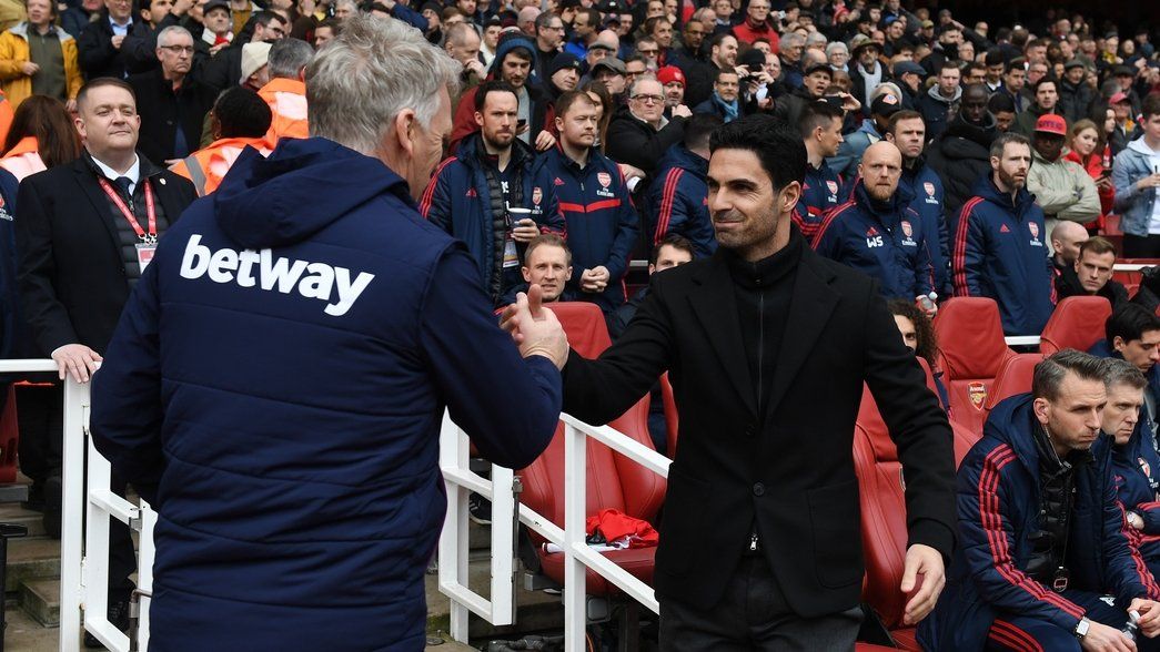 Arteta and Moyes greet each other on the touchline