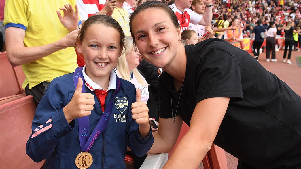 Lotte Wubben-Moy shares her Euro 2022 winners' medal with a supporter at Emirates Stadium