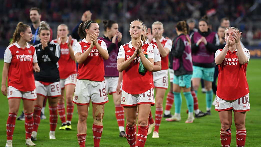 Lia Walti and the team claps the travelling supporters at Allianz Arena