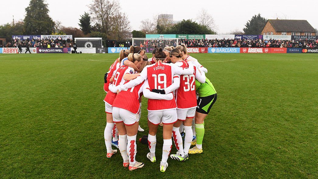 Arsenal Women huddle before kick-off at Meadow Park